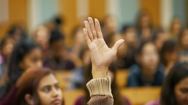 Close-up de um aluno levantando a mão na aula para fazer uma pergunta
