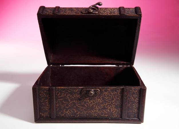Close-up de um antigo cofre do tesouro contra um fundo rosa