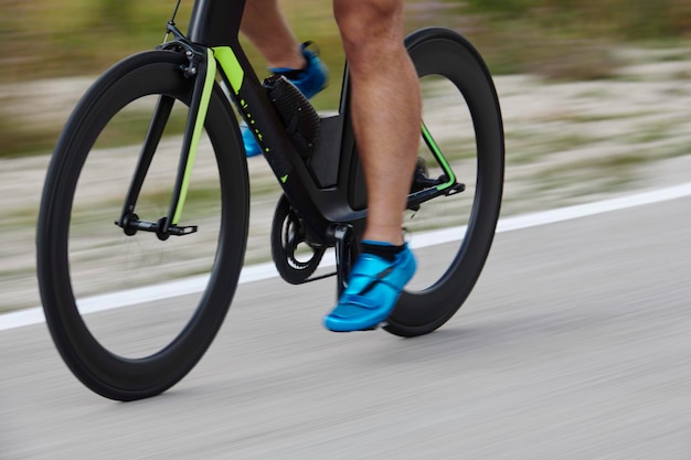 Foto close-up de um atleta de triatlo a andar de bicicleta