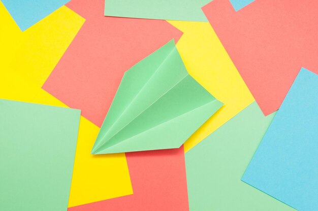 Foto close-up de um avião de papel multicolorido
