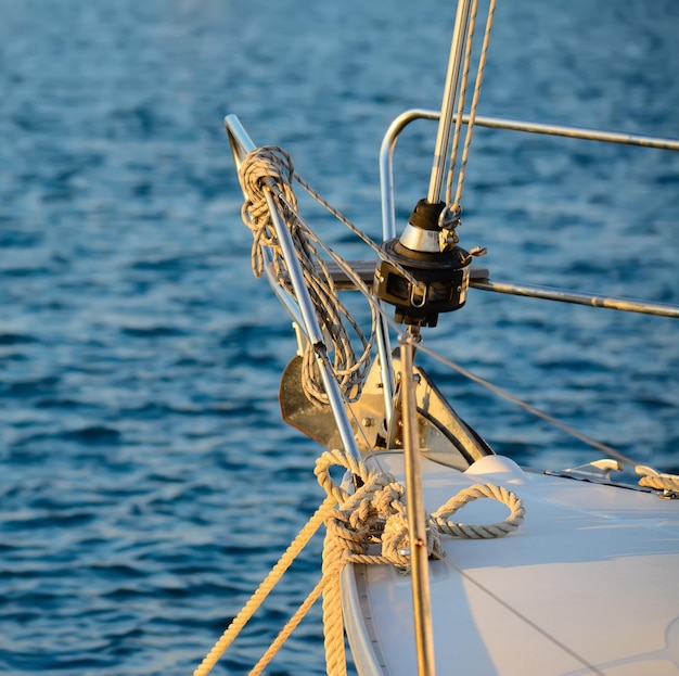 Close-up de um barco amarrado à doca ao pôr do sol