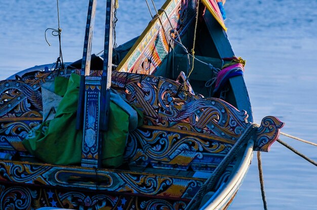 Close-up de um barco de pesca no mar contra o céu