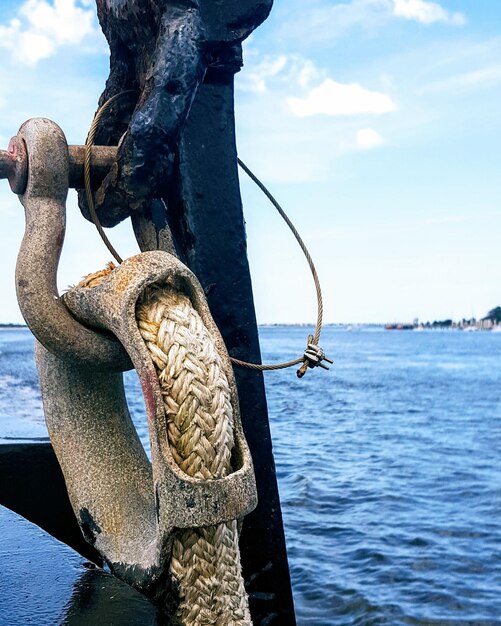 Foto close-up de um barco no mar contra o céu