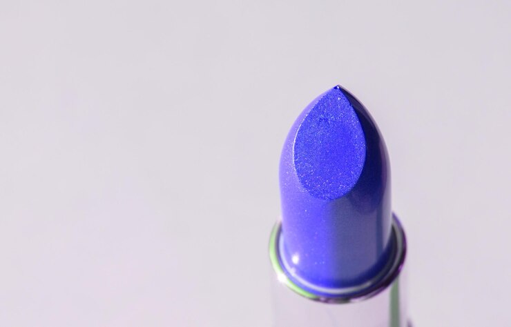 Foto close-up de um batom azul em um fundo branco, vista superior.