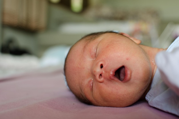 Foto close-up de um bebê bonito dormindo em casa