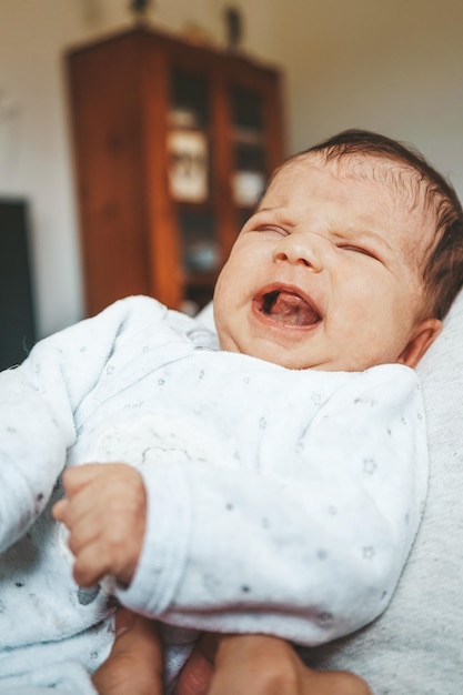 Foto close-up de um bebê chorando em casa