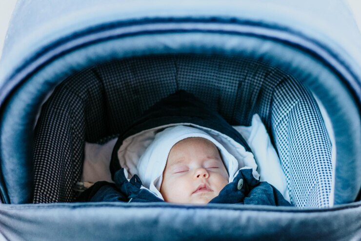 Foto close-up de um bebê dormindo em um carrinho de bebê