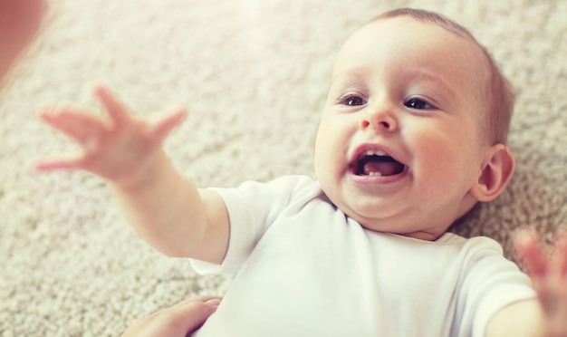 Foto close-up de um bebé feliz e uma mãe