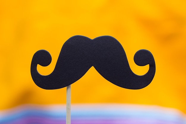 Close-up de um bigode em fundo laranja