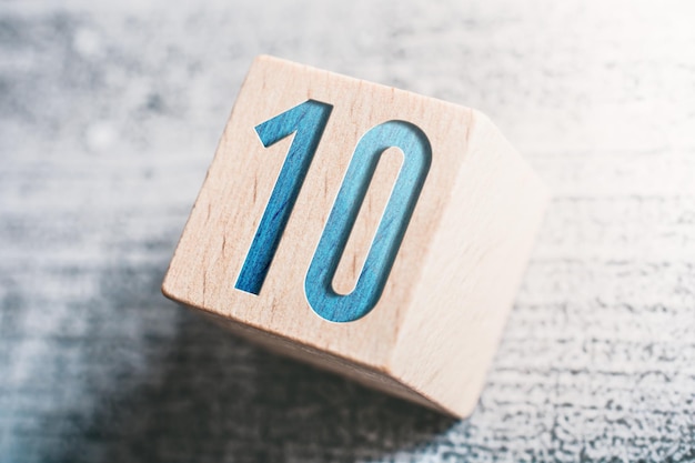 Foto close-up de um bloco de brinquedo com o número 10 na mesa