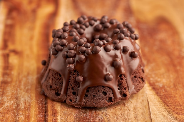 Close-up de um bolo de chá de chocolate.