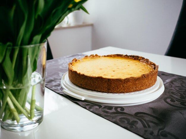 Close-up de um bolo de queijo servido na mesa