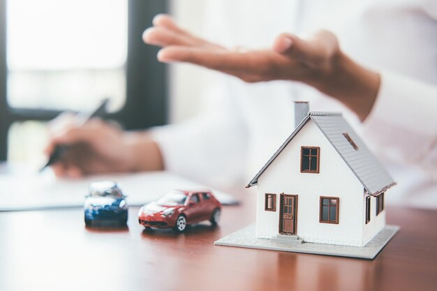 Foto close-up de um brinquedo de mão sobre uma mesa no edifício