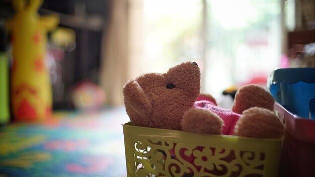 Foto close-up de um brinquedo de pelúcia em casa