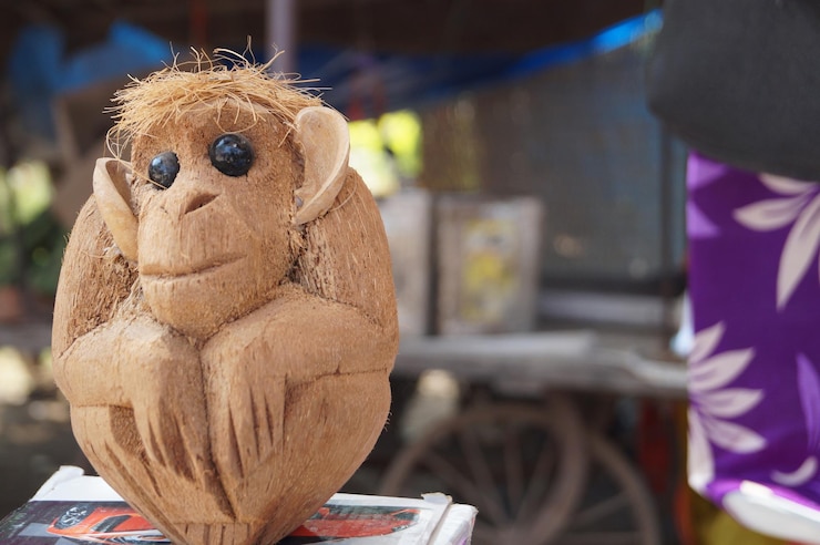 Foto close-up de um brinquedo de pelúcia no mercado