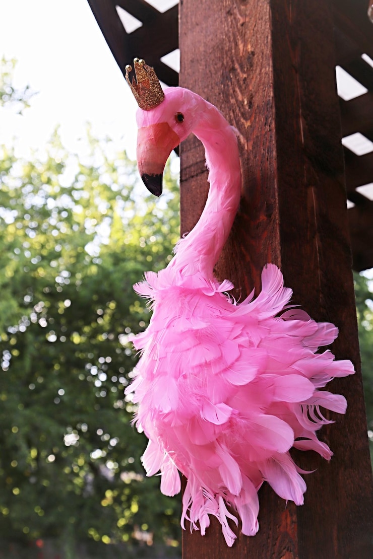 Foto close-up de um brinquedo de pelúcia pendurado em um poste