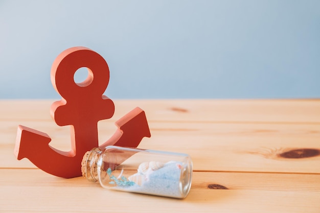 Foto close-up de um brinquedo na mesa contra um céu claro