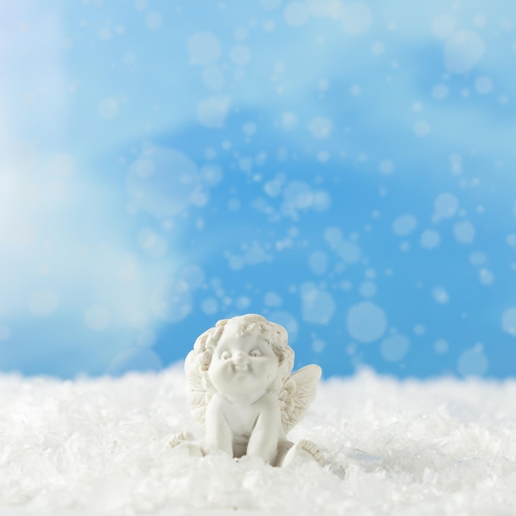 Foto close-up de um brinquedo na neve