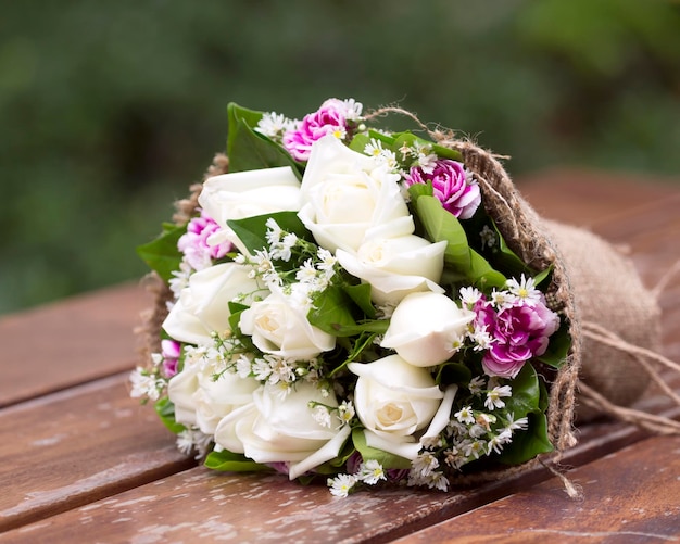 Foto close-up de um buquê de flores na mesa