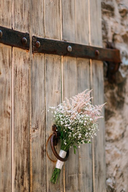 Foto close-up de um buquê de flores na porta