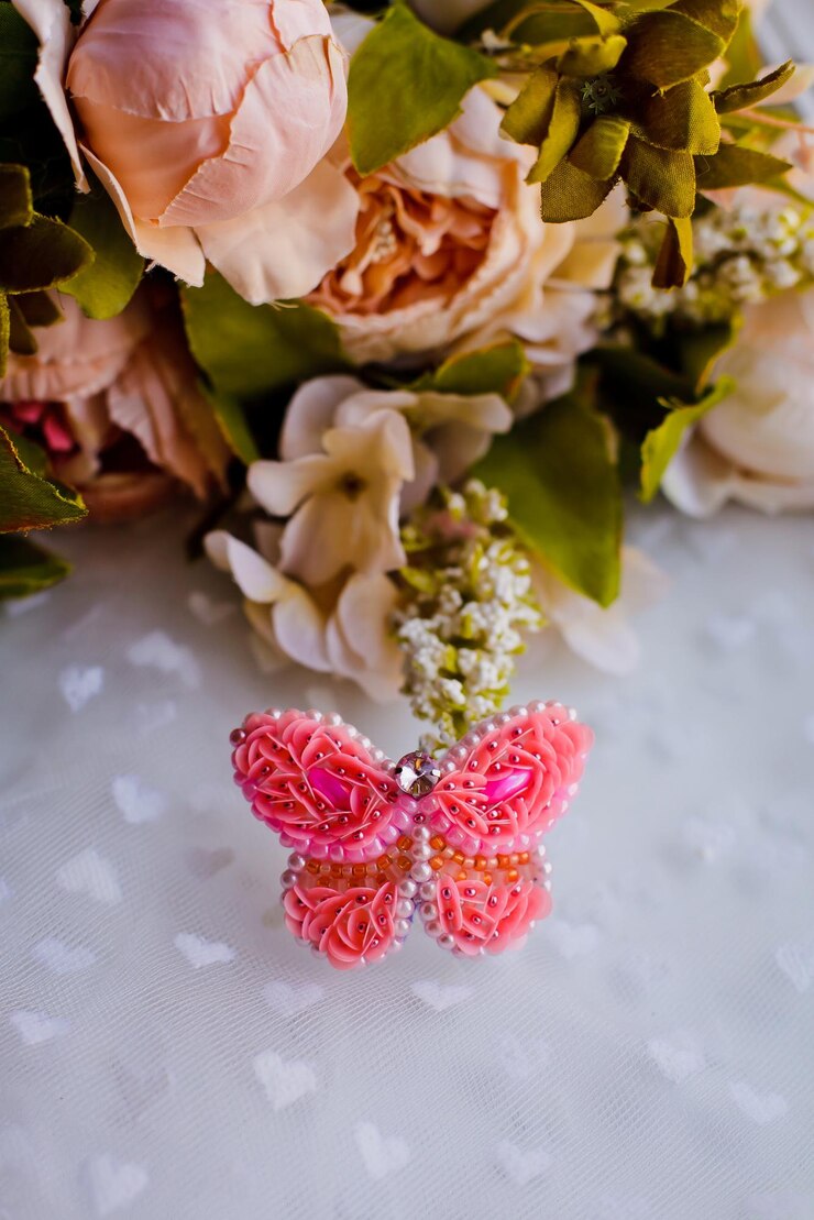 Foto close-up de um buquê de rosas e uma caixa na mesa