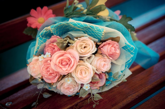 Close-up de um buquê de rosas na mesa