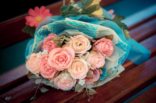 Foto close-up de um buquê de rosas na mesa