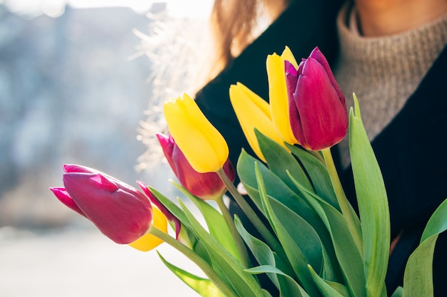 Close-up, de, um, buquê flores, em, um, mão feminina, ao ar livre