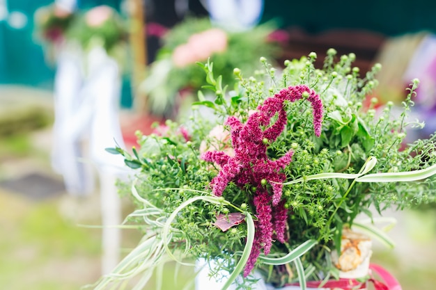 Close-up de um buquê no quintal. decorações de casamento.