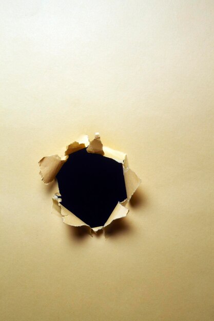 Foto close-up de um buraco no papel