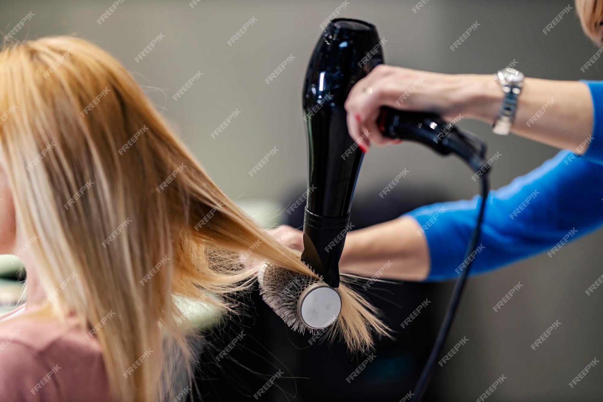 mulher jovem e bonita usando secador de cabelo no salão de cabeleireiro.  close-up do cabelo da mulher no salão de beleza, conceito de penteado  18932577 Foto de stock no Vecteezy