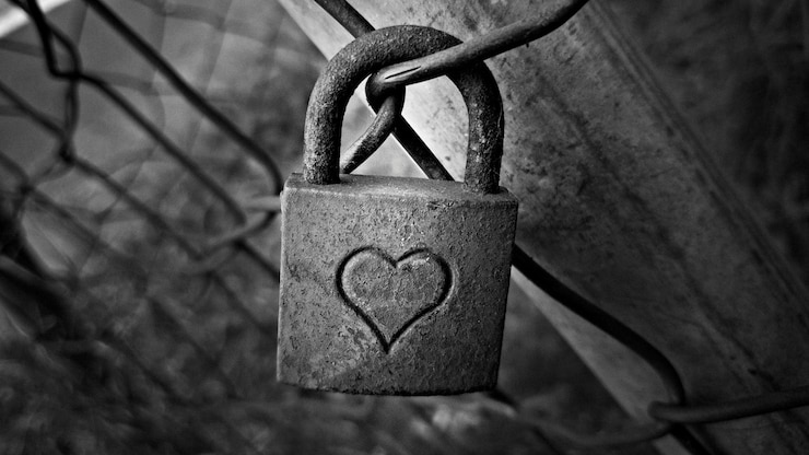 Foto close-up de um cadeado de amor pendurado na cerca