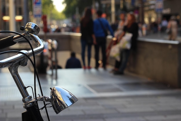 Foto close-up de um cadeado em uma bicicleta na cidade