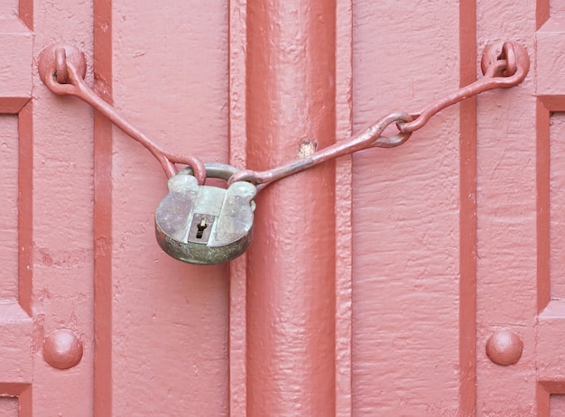 Foto close-up de um cadeado em uma porta de madeira