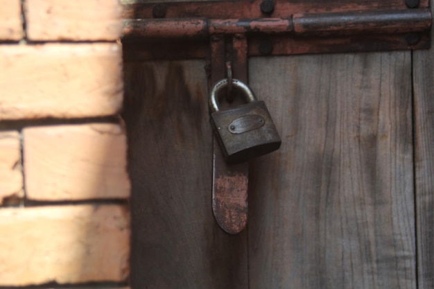 Close-up de um cadeado em uma porta de madeira