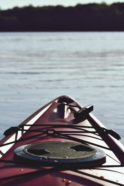 Foto close-up de um caiaque em um lago