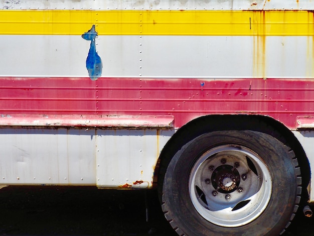 Foto close-up de um camião na rua