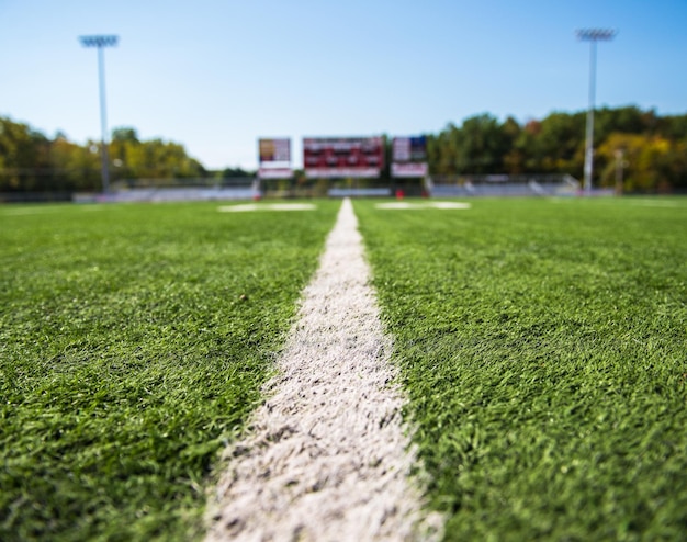 Close-up de um campo de futebol contra o céu