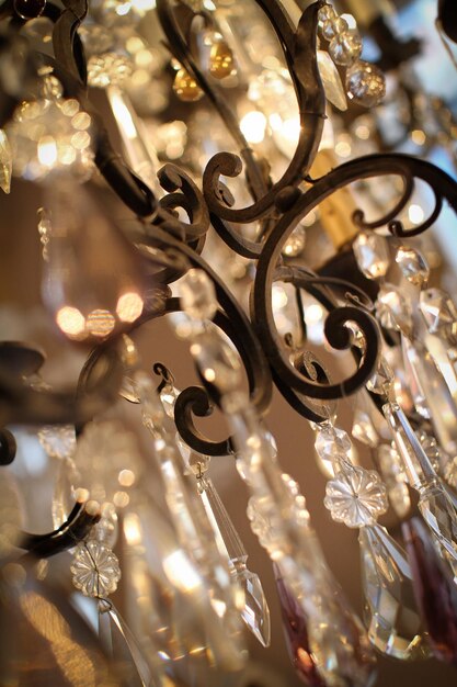 Foto close-up de um candelabro de cristal