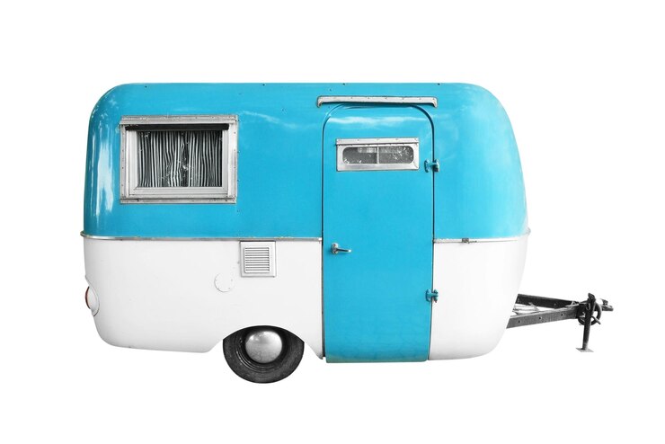 Foto close-up de um caravan vintage contra fundo branco