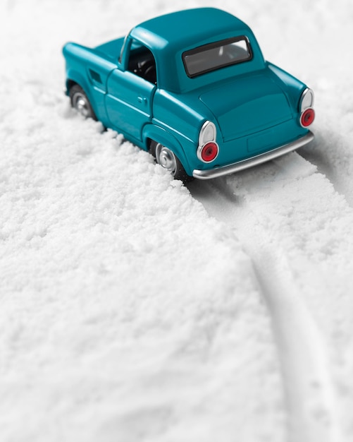 Foto close-up de um carrinho de brinquedo na neve