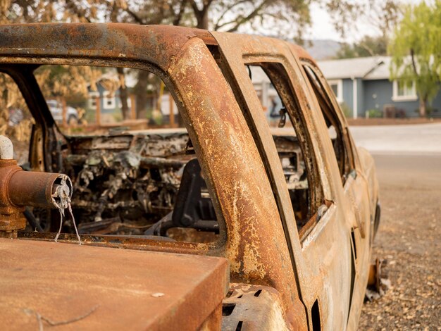 Foto close-up de um carro abandonado na rua