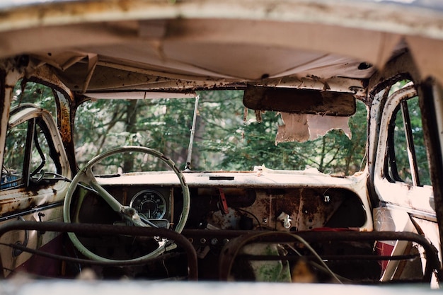 Close-up de um carro abandonado