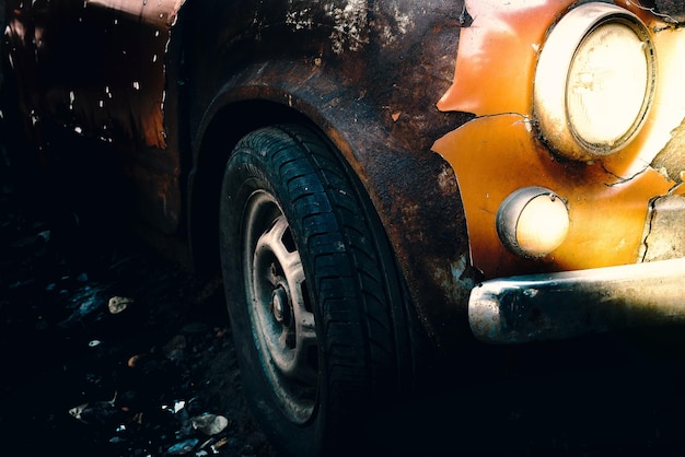 Close-up de um carro abandonado