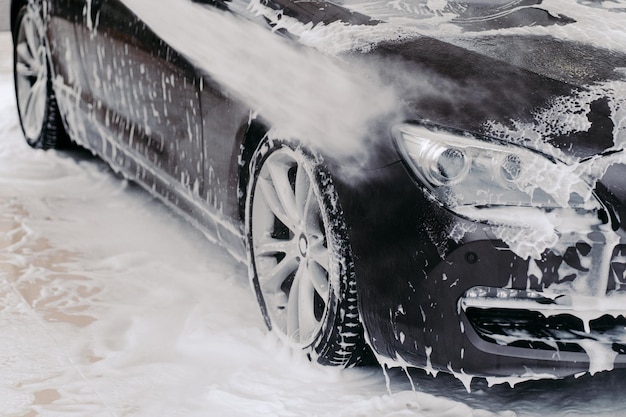 Close-up de um carro coberto de neve