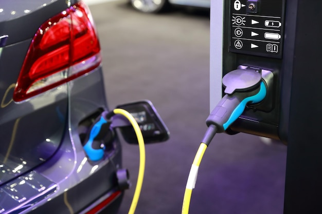 Close-up de um carro com carregador elétrico