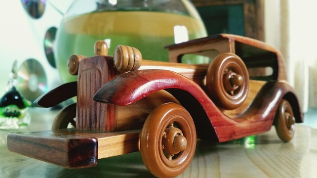 Foto close-up de um carro de brinquedo de madeira na mesa