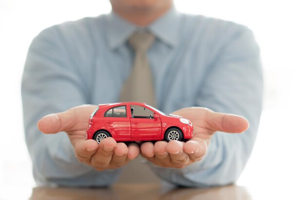 Foto close-up de um carro de brinquedo de mão