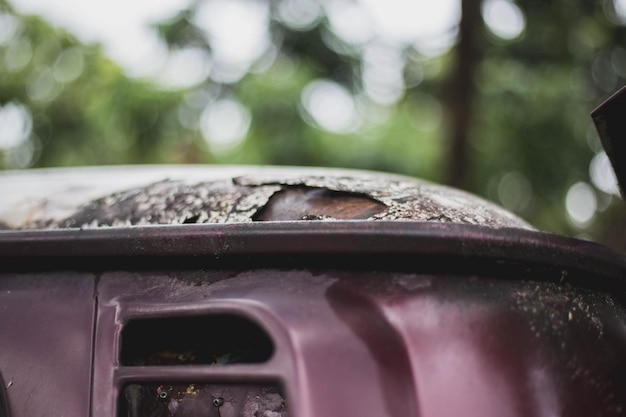 Foto close-up de um carro enferrujado