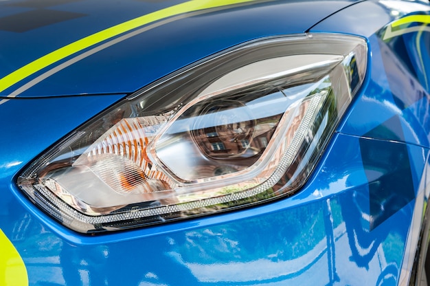 Close up de um carro esporte azul e amarelo